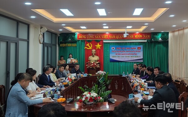 대전 유성구 교류대표단이 지난 1일 베트남 동나이성 년짝현에서 교류 협력을 위한 간담회에 참여하고 있다. (사진=유성구 제공)