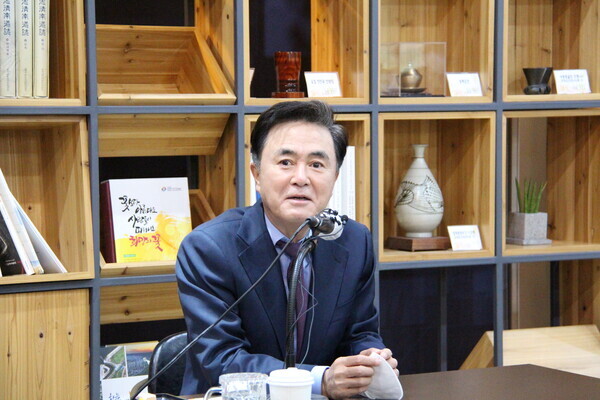 김태흠 충남지사가 8일 오전 10시 도청 브리핑룸에서 기자간담회를 개최하고, 하계세계대학경기대회 등 현안 관련에 대해 발표하고 있다. / ⓒ 뉴스티앤티