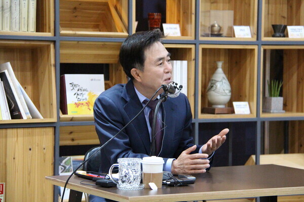 하계세계대학경기대회 등 현안 관련에 대해 발표하고 있는 김태흠 충남지사 / ⓒ 뉴스티앤티