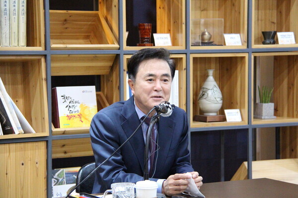 김태흠 충남지사가 8일 도청 브리핑룸에서 기자간담회를 개최하고, 충청권 4개 시·도지사를 비롯하여 각 시·도 의회 의장과 체육회장 그리고 문화체육관광부‧대한체육회‧대한대학스포츠위원회 대표와 충청권 공동유치위원회 관계자 등으로 구성된 충청권 공동대표단이 10일 벨기에로 출국한다고 밝히고 있다. / 뉴스티앤티