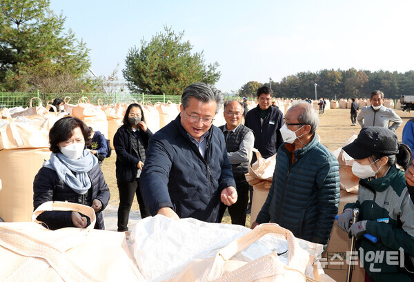 8일 대전농업기술센터에서 정용래 구청장(왼쪽 두 번째)이 매입한 공공비축미곡을 살펴보고 있다. (사진=유성구 제공)