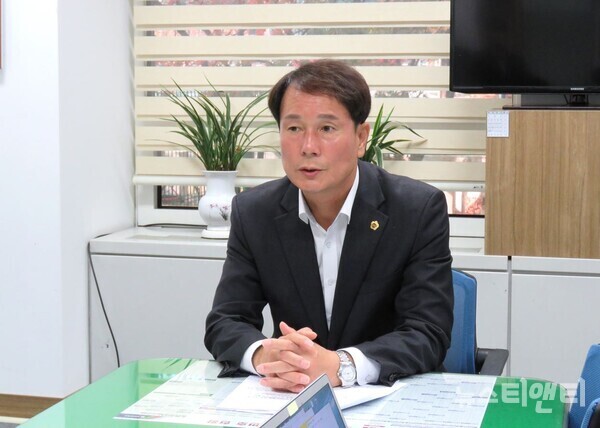 이상래 대전시의장이 8일 시의회 기자실에서 2027년 하계 유니버시아드 충청권 유치를 위한 해외 공무 출장 일정을 설명하고 있다. / 뉴스티앤티