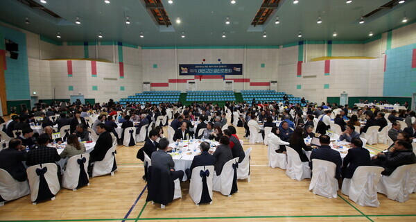 태안군은 오는 17일과 18일 이틀간 태안종합실내체육관에서 '태안의 비상을 위해 군민께 길을 묻다'라는 주제로 태안발전 100인 토론회를 개최한다. 사진은 지난 2019년 태안군민체육관에서 열린 태안군민 열린토론회 모습 / 태안군청 제공