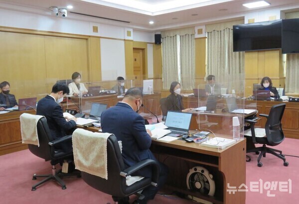 대전시의회 교육위원회가 9일 대전시교육청을 상대로 행정사무감사를 벌이고 있다. / 뉴스티앤티