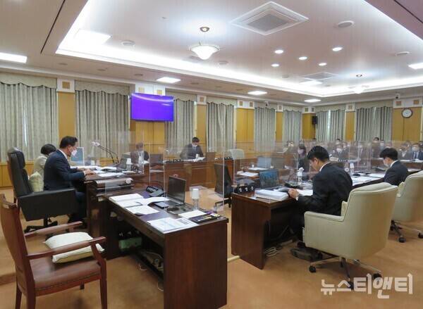 대전시의회 행정자치위원회가 9일 시의회 행자위 회의실에서 2022년도 기획조정실 행정사무감사를 실시하고 있다. / 뉴스티앤티
