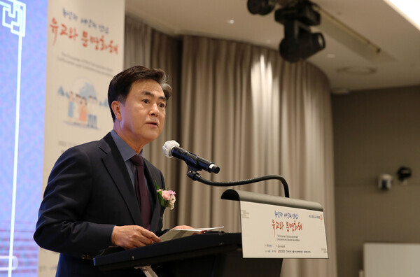 충남도는 9일 부여 롯데리조트에서 '제6회 충청유교 국제포럼'을 개최한 가운데, 김태흠 충남지사가 기조발표를 하고 있다. / 충남도청 제공