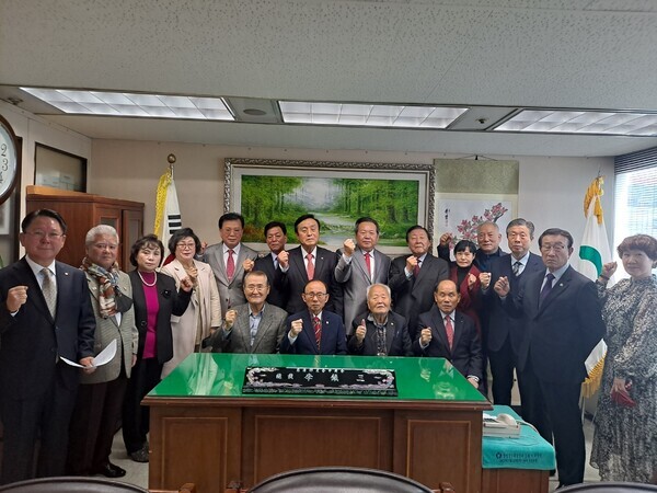 충청향우회중앙회는 10일 오전 11시 30분 서울 중구 소재 사무실에서 자문위원장·윤리위원장·자문위원·부총재·문화위원장 및 체육위원장·복지위원장 등에 대한 위촉장을 수여했다. / ⓒ 뉴스티앤티