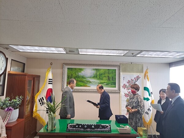 이진삼 충청향우회중앙회 총재가 10일 오전 11시 30분 서울 중구 소재 사무실에서 신영훈 자문위원장에게 위촉장을 수여하고 있다. / ⓒ 뉴스티앤티