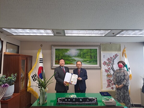 이진삼 충청향우회중앙회 총재가 10일 오전 11시 30분 서울 중구 소재 사무실에서 서종환 윤리위원장에게 위촉장을 수여한 후 기념촬영을 하고 있다. / ⓒ 뉴스티앤티