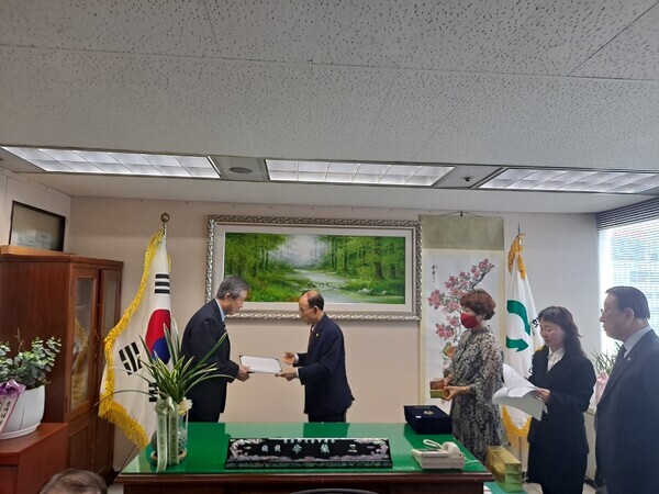 이진삼 충청향우회중앙회 총재가 10일 오전 11시 30분 서울 중구 소재 사무실에서 이낙환 자문위원에게 위촉장을 수여하고 있다. / ⓒ 뉴스티앤티