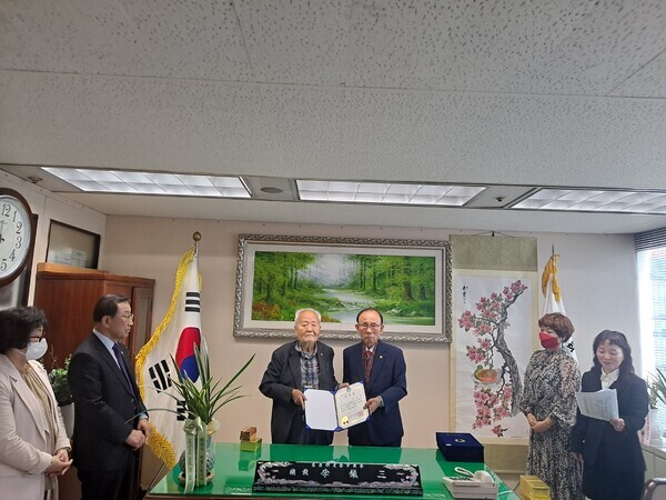 이진삼 충청향우회중앙회 총재가 10일 오전 11시 30분 서울 중구 소재 사무실에서 이낙환 자문위원에게 위촉장을 수여한 후 기념촬영을 하고 있다. / ⓒ 뉴스티앤티
