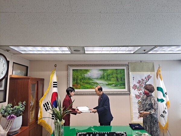 이진삼 충청향우회중앙회 총재가 10일 오전 11시 30분 서울 중구 소재 사무실에서 김명지 부총재에게 위촉장을 수여하고 있다. / ⓒ 뉴스티앤티