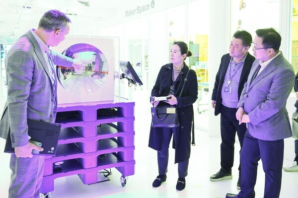 유럽 출장중인 이장우 대전시장은 10일(현지시간) 극자외선(EUV) 노광장비를 사실상 독점 공급하는 ASML사를 방문해 대전시 나노반도체산업 육성을 위한 협력 방안을 모색했다. / 대전시 제공