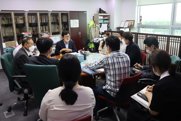 전국 19개 지자체 간 치열한 유치 경쟁이 벌어지고 있는 국립경찰병원 분원건립 1차 후보지가 충남 아산·경남 창원·대구 달성군 3곳으로 압축한 가운데, 국민의힘 이명수 의원은 관련 법안을 발의하고 경찰청 및 경찰병원 등 관계자와의 꾸준한 대면보고와 토론회를 진행하는 등 충남 아산시에 경찰병원 분원이 건립되어야 하는 필요성을 피력하며 주도적 역할을 해왔다. / 이명수 의원 제공