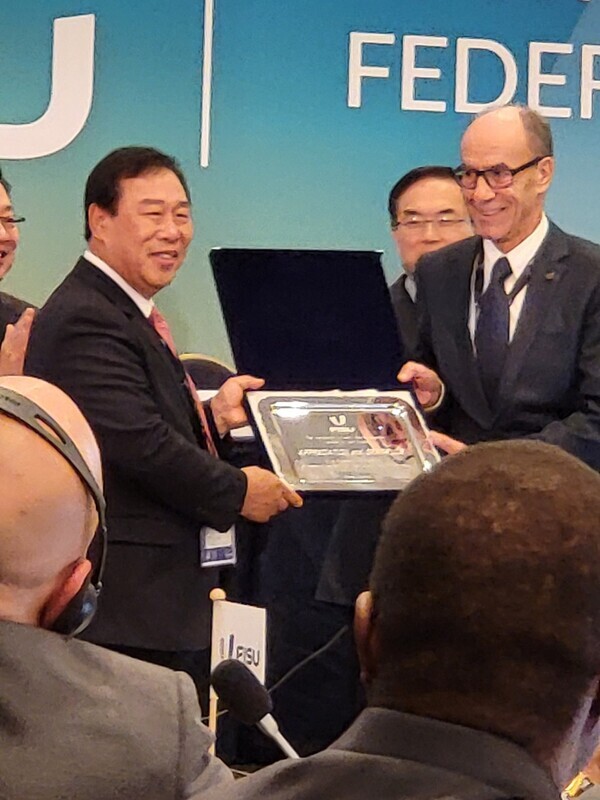 최민호 세종시장이 12일 벨기에 브뤼셀에서 국제대학스포츠연맹(FIUS) 총회에 앞서 레온즈 에더(Leonz EDER·스위스) 국제대학스포츠연맹 집행위원회 회장 대행으로부터 충청권 대표로 감사패를 받고 있다. / 세종시청 제공