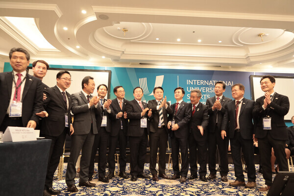 충청권 4개 시·도지사를 비롯한 충청권 공동유치단이 국제대학스포츠연맹 관계자들과 12일 벨기에 브뤼셀에서 열린 국제대학스포츠연맹 총회에서 2027 하계세계대학경기대회 충청권 유치가 확정된 이후 기념촬영을 하고 있다. / 세종시청 제공