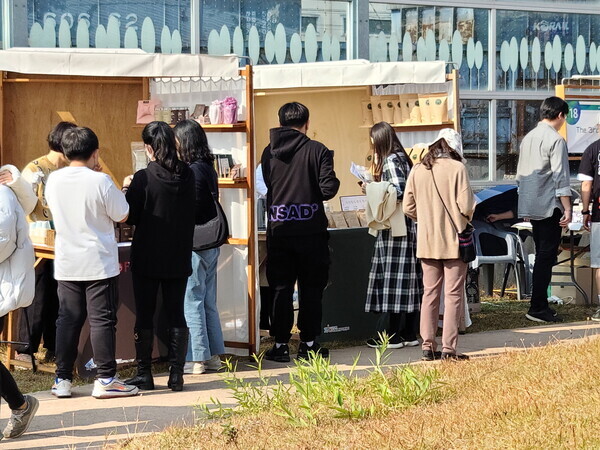 세종시는 지난 12일 조치원읍 원리 도시숲공원 및 도시재생 생활문화거점시설 등에서 세종지역의 청년창업 연계망(네트워크) 구축을 위해 '2022 조치원 청년창업 한마당'을 개최했다. / 세종시청 제공