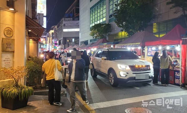 11일 저녁 8시경 대전 성심당 앞. 노점상과 통행 차량으로 도로가 혼잡하다. (사진=뉴스티앤티)