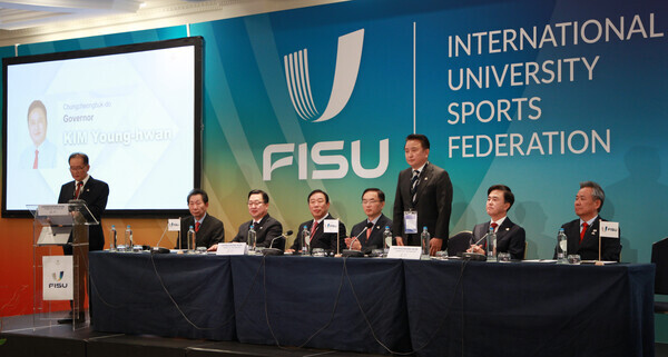 충북을 비롯한 충청권 4개 시·도가 ‘2027 하계세계대학경기대회(구 하계유니버시아드대회)’ 유치에 성공하는 쾌거를 이룬 가운데, 김영환 충북지사가 프리젠테이션에 앞서 인사를 하고 있다. / 충북도청 제공