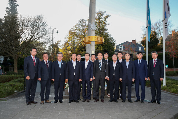 충북을 비롯한 충청권 4개 시·도가 ‘2027 하계세계대학경기대회(구 하계유니버시아드대회)’ 유치에 성공하는 쾌거를 이룬 가운데, 벨기에 브뤼셀에 있는 한국전 참전 기념비를 참배했다. / 충북도청 제공