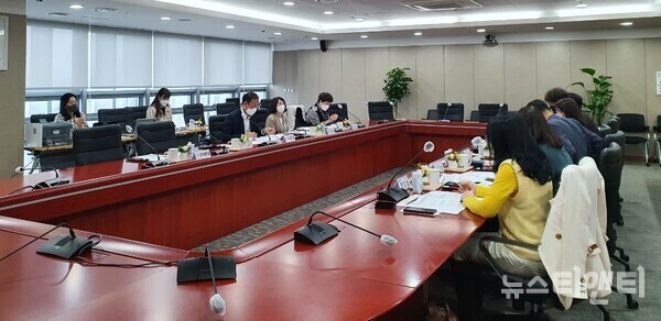 충남도가 충남의 정성과 특색을 담은 고향사랑 기부제’ 답례품 15종을 최종 선정했다. (사진=지난 9일 충남도청 중회의실에서 열린 답례품 선정위원회 모습 / 충남도 제공)