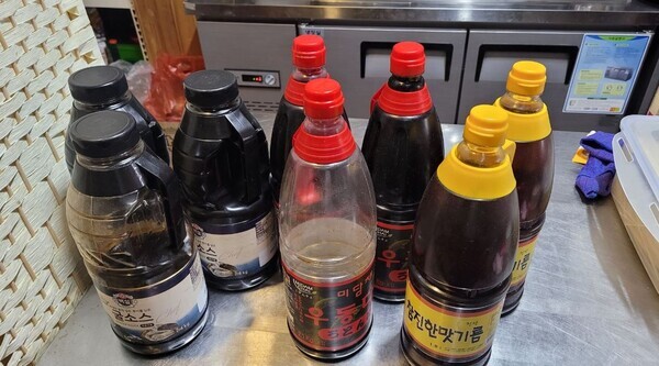 대전시 특별사법경찰은 배달음식점을 대상으로 기획 수사를 실시해 식품위생법, 원산지표시법 등을 위반한 음식점 6곳을 적발했다고 14일 밝혔다. 사진은 유통기한 경과제품을 식품 조리에 사용한 업소. / 대전시 제공