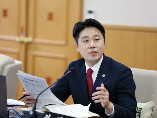 김진오(국민의힘, 서구1) 의원은 14일 대전시 문화관광국에 대한 행정사무감사에서 재단의 부당인사 및 혈세낭비를 지적하고, 청렴하고 건전한 조직문화 조성을 촉구했다. / 대전시의회 제공