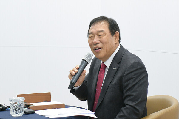 충청권 4개 시·도가 2027 하계세계대학경기대회 충청권 유치에 성공한 가운데, 최민호 세종시장이 15일 오전 10시 시청 정음실에서 귀국 기자간담회를 개최하고, 2027 하계세계대학경기대회 준비에 최선을 다할 것을 다짐하고 있다. / 세종시청 제공