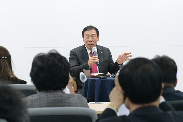 최민호 세종시장이 15일 오전 10시 시청 정음실에서 귀국 기자간담회를 개최하고, 불가리아 소피아시와의 우호 협력 협약 체결에 대해 발표하고 있다. / 세종시청 제공