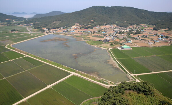 태안군이 지역 산업의 근간인 농업·농촌의 항구적인 발전을 위해 배수개선 및 저수지 개발 등 중·장기 대형 사업 추진에 나선다. 사진은 죽림저수지 / 태안군청 제공