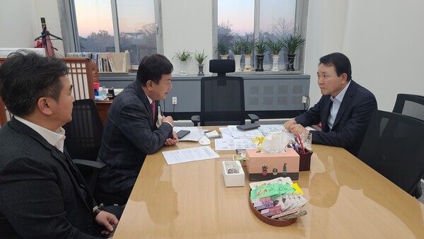 이은권 국민의힘 대전시당위원장이 지난 14일 국회를 방문해 국민의힘 성일종 정책위의장을 만나 민주당이 삭감한 방위사업청 대전 이전 예산 증액과 함께 대전시 현안사업에 대해 국회 차원의 관심과 도움을 요청하고 있다. / 국민의힘 대전시당 제공