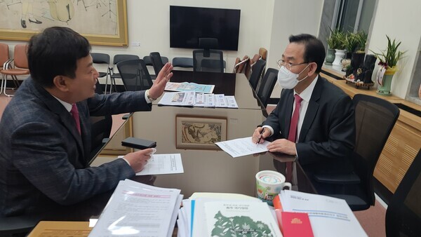 이은권 국민의힘 대전시당위원장이 지난 14일 국회를 방문해 국민의힘 주호영 원내대표를 만나 민주당이 삭감한 방위사업청 대전 이전 예산 증액과 함께 대전시 현안사업에 대해 국회 차원의 관심과 도움을 요청하고 있다. / 국민의힘 대전시당 제공