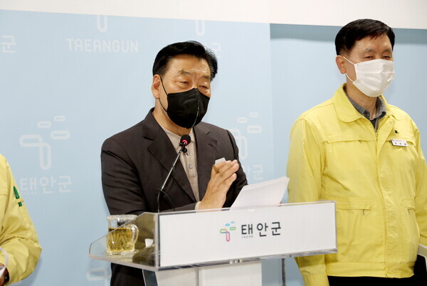 가세로 태안군수가 16일 군청 브리핑실에서 기자회견을 갖고, 재난으로부터 안전한 태안군 조성을 위해 '재난안전 선도도시'를 천명하고 있다. / 태안군청 제공