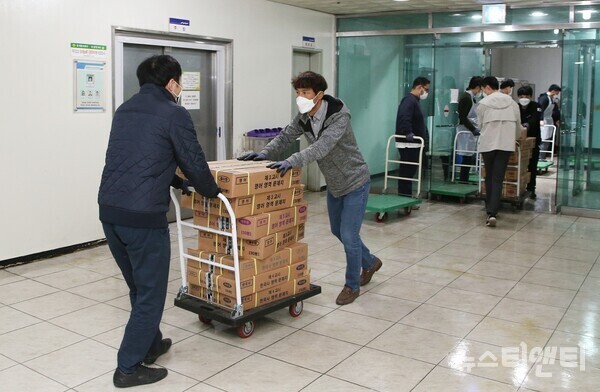 설교육청 직원들이 수능 문답지를 보관 장소로 운반하고 있다. (사진=대전시교육청 제공)