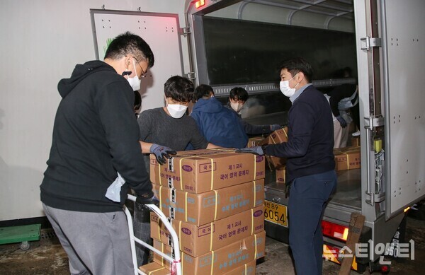 교육청 직원들이 수능 문답지를 보관 장소로 운반하고 있다. (사진=대전시교육청 제공)