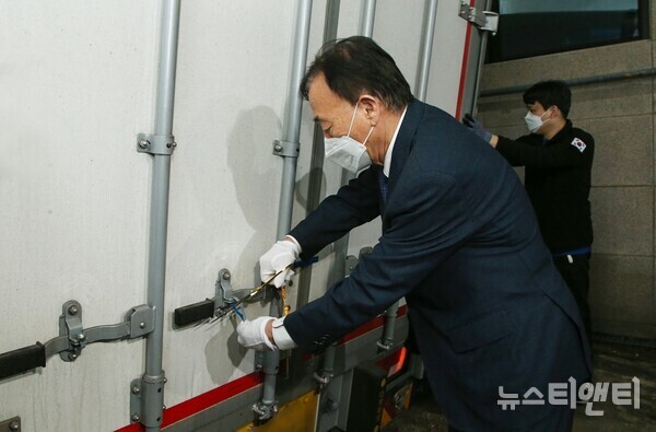 설동호 대전시교육감이 2023학년도 대학수학능력시험 하루 전인 16일 저녁 교육청에 도착한 수능 문답지 운송차량의 봉인을 해제하고 있다. (사진=대전시교육청 제공)