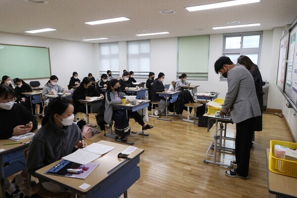 2023년도 대학수학능력시험이 17일 실시되는 가운데, 세종시교육청 제29지구 제10시험장인 보람고등학교에서 수험생들이 감독관으로부터 시험지와 답안지를 기다리고 있다. / 세종시교육청