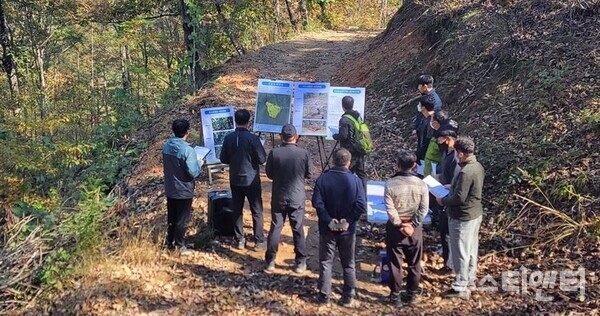 충남도가 산림청 주관 올해 ‘숲가꾸기 우수사업지 평가’에서 전국 최우수기관으로 선정됐다. (사진=숲가꾸기 우수사업지 평가 현장 브리핑 모습 / 충남도 제공)