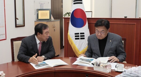 왼쪽부터 최민호 시장, 정진석 비상대책위원장 (사진=세종시 제공)