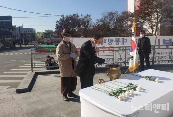 ·이진삼 충청향우회중앙회 총재가 故 소병민 중령 동상 제막식·추도식에 참석한 가운데 분향하고 있다. (사진=뉴스티앤티)