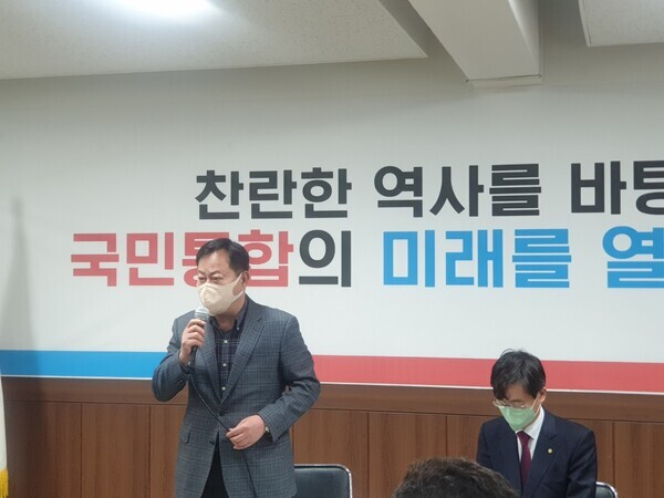 국민의힘 당권주자인 조경태 의원은 18일 오후 5시 대전시당을 방문하여 당직자들과 간담회를 가진 가운데, 이은권 대전시당위원장이 인사말을 하고 있다. / ⓒ 뉴스티앤티