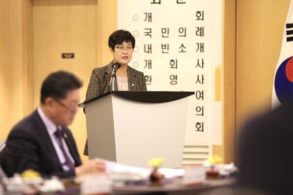 충청남도시군의회 의장협의회는 18일 제111차 정례회에서 아산시의회 김희영 의장이 발의한 국립경찰병원 아산시 유치를 촉구하는 결의안을 채택한 가운데, 김희영 의장이 결의안에 대한 설명을 하고 있다. / 아산시의회 제공