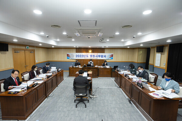 대전 서구의회 행정자치위원회는 지난 16일 오전 10시부터 2022년도 2일차 행정사무감사를 실시했다. / 대전 서구의회 제공