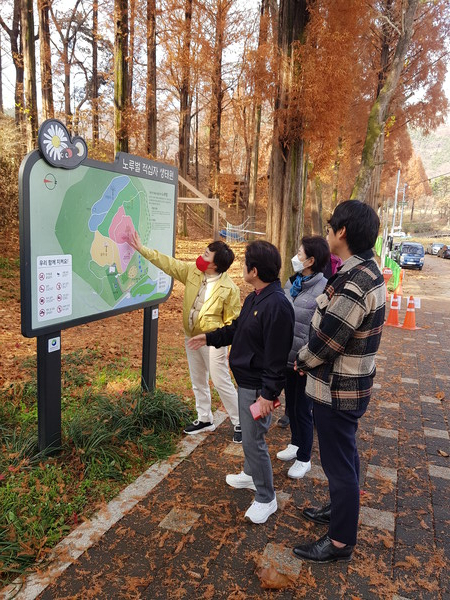 대전 서구의회 경제복지위원회는 지난 16일 오전 10시부터 2022년도 2일 차 행정사무감사를 실시한 가운데, 해당부서 자료제출 미흡으로 감사 중지 및 행정사무감사 관련 현장 활동으로 대체했다. 사진은 노루벌 적십자 생태원을 방문하여 점검하고 있는 경제복지위원회 소속 의원들 / 대전 서구의회 제공