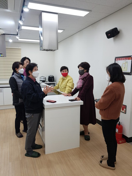 대전 서구의회 경제복지위원회는 지난 16일 오전 10시부터 2022년도 2일 차 행정사무감사를 실시한 가운데, 해당부서 자료제출 미흡으로 감사 중지 및 행정사무감사 관련 현장 활동으로 대체했다. 사진은 행복 문화공간 사랑愛를 방문하여 점검하고 있는 경제복지위원회 소속 의원들 / 대전 서구의회 제공