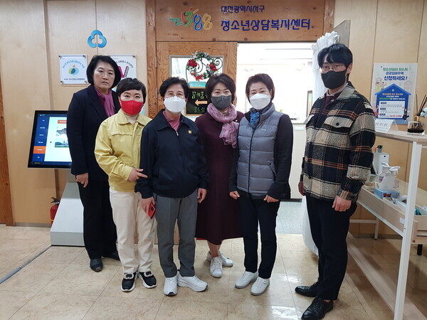 대전 서구의회 경제복지위원회는 지난 16일 오전 10시부터 2022년도 2일 차 행정사무감사를 실시한 가운데, 해당부서 자료제출 미흡으로 감사 중지 및 행정사무감사 관련 현장 활동으로 대체했다. 사진은 청소년 상담 복지센터를 방문하여 점검하고 있는 경제복지위원회 소속 의원들 / 대전 서구의회 제공