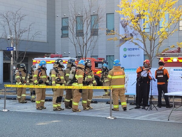 대전시는 18일 재난대응 안전한국훈련의 하나로 대전시립연정국악원에서 가스폭발 및 대형화재 발생 상황을 가정해 복합재난 현장대응 훈련을 했다. / 대전시 제공