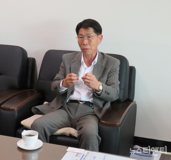 김홍태 대전 대덕구의회 의장이 뉴스티앤티와의 인터뷰에서 질문에 답변하고 있다. (사진=뉴스티앤티)