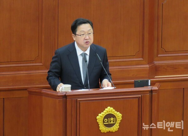 이장우 대전시장이 21일 대전시의회에서 열린 시정질문에서 민경배 의원 질의에 답변하고 있다. / 뉴스티앤티