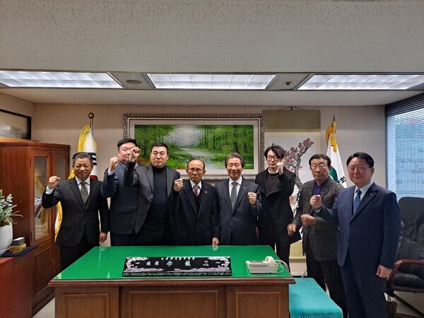 이진삼 충청향우회중앙회 총재(전 육군참모총장·전 체육청소년부장관·전 국회의원)는 22일 오후 4시 서울 중구 장교동 소재 충청향우회중앙회 사무실에서 부총재·총재 특별보좌역·산악회장·청년위원장에 대한 위촉장을 수여한 후 기념촬영을 하고 있다. / ⓒ 뉴스티앤티